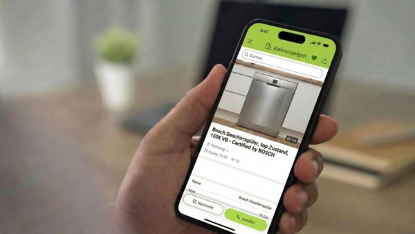 Hand h&auml;lt Smartphone mit Kleinanzeigen-Anzeige: zertifizierte Bosch-Geschirrsp&uuml;lmaschine, 150 &euro;, "Certified by BOSCH".