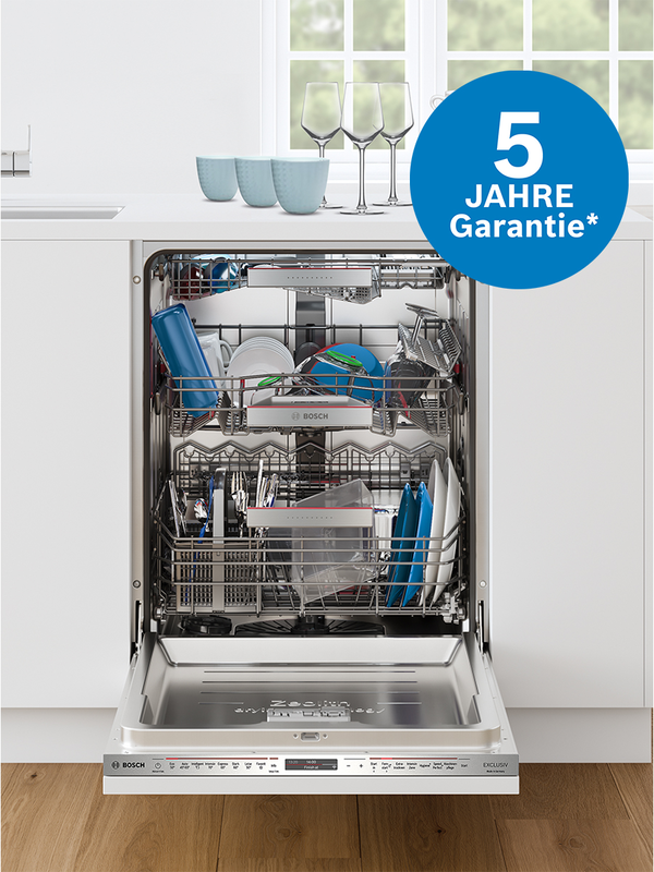 Ein ge&ouml;ffneter, vollintegrierter Einbau-Geschirrsp&uuml;ler in wei&szlig;er K&uuml;che.