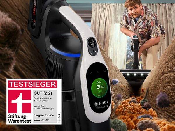 Ein Mann h&auml;lt einen Bosch Unlimited 10 Akku-Staubsauger &uuml;ber einen Spalt im Parkettboden, um selbst winzigste Schmutzpartikel aufzusaugen.