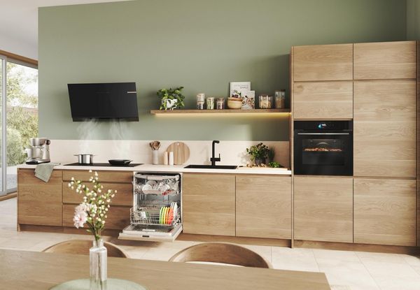 Bilden visar ett modernt tr&auml;k&ouml;k i ek, med inbyggda vitvaror fr&aring;n Bosch.