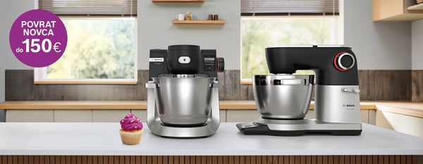 Dva kuhinjska robota Boch na kuhinjskom stolu.