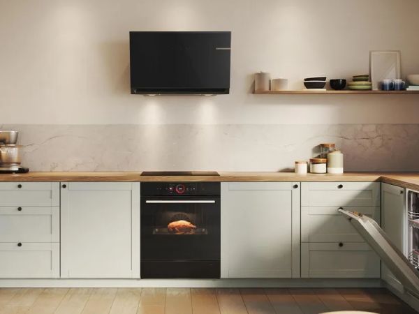 Bilden visar ett gr&aring;tt k&ouml;k med vitvaror fr&aring;n Bosch, f&ouml;r att inspirera dig som ska renovera k&ouml;ket.