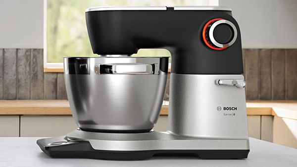 Seitenansicht der Bosch K&uuml;chenmaschine Serie 8 mit Vollmetallgeh&auml;use auf einer K&uuml;chenarbeitsplatte.