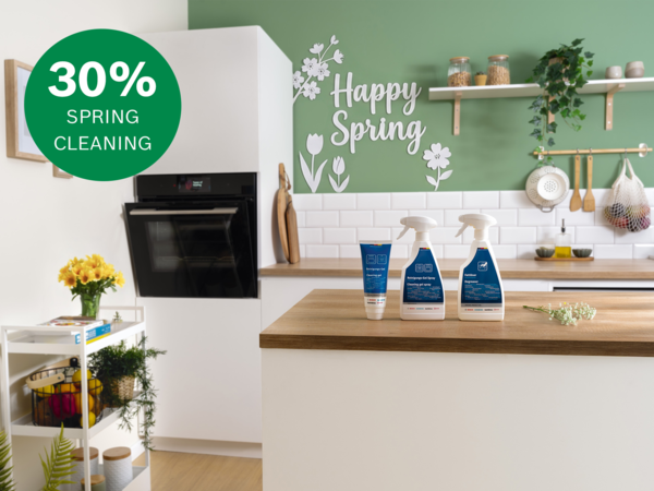 Reng&ouml;ringsprodukter p&aring; k&ouml;ks&ouml;n i ett ljust k&ouml;k.