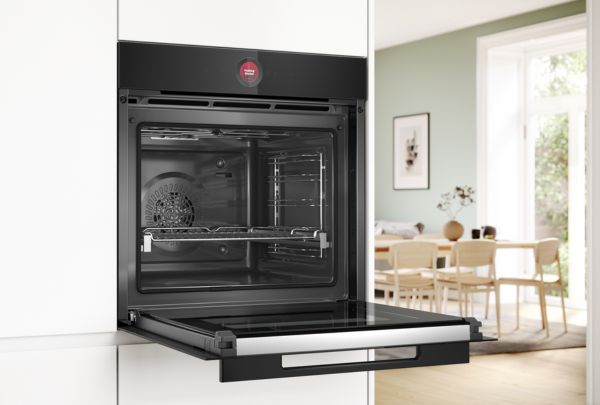 תנור פירוליטי של בוש עם דלת פתוחה בתוך ארון מטבח לבן