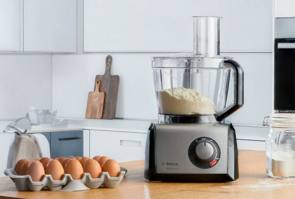 מעבד מזון של בוש כשלצידו מונח קרטון עם ביצים