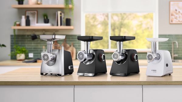 ProPower, MultiPower Serie , MultiPower Serie 4 und SmartPower Fleischwolf auf einer K&uuml;chenarbeitsplatte. 