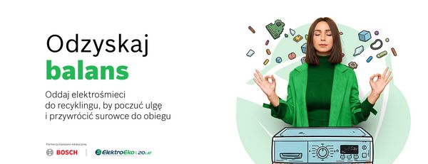 kobieta z pudełkiem urządzeń gospodarstwa domowego stoi przed pralkami Bosch, uśmiechając się.