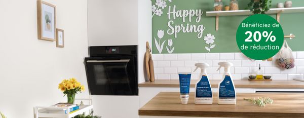 Une cuisine lumineuse pr&eacute;sentant divers produits de nettoyage Bosch sur un comptoir en bois dans un d&eacute;cor moderne.