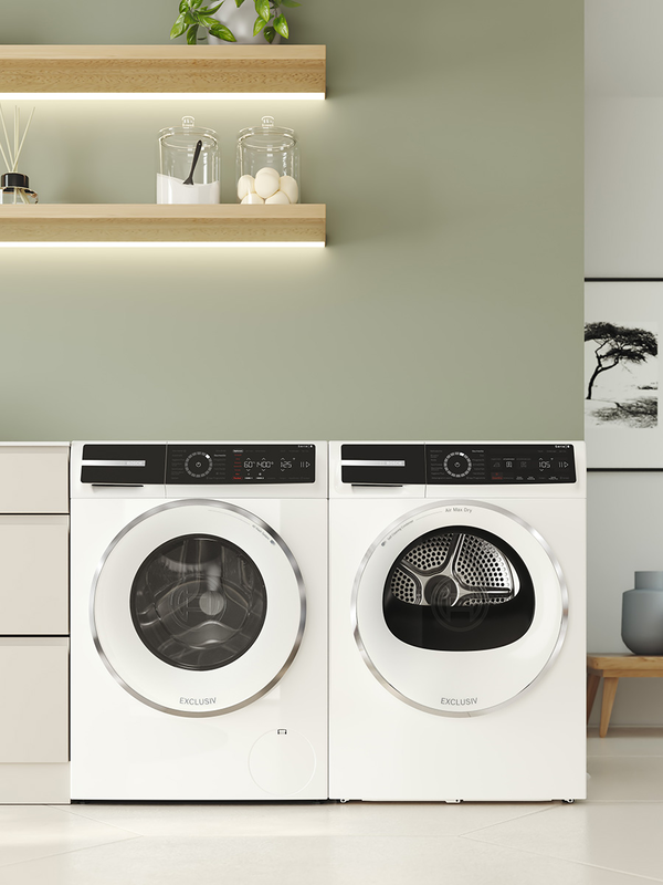 Ein Bosch Trockner neben einer Bosch Waschmaschine, beide Ger&auml;te aus dem exclusiv Sortiment.