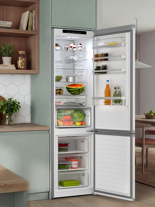 Ge&ouml;ffnete, freistehende K&uuml;hl-Gefrier-Kombination mit Gefrierteil unten.