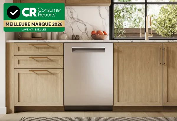 Un lave-vaisselle Bosch en acier inoxydable dans une cuisine aux armoires en ch&ecirc;ne blanc, avec le logo de Consumer Reports.