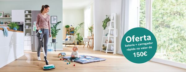 Mulher a aspirar sala com design moderno