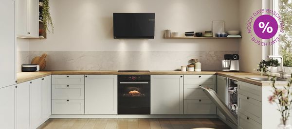 Cocina moderna con varios electrodom&eacute;sticos Bosch y una etiqueta de rebajas y un bolo con 15 por ciento de descuento.