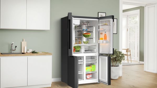 Frigorifero multidoor Bosch in una cucina moderna, con le porte aperte e alimenti visibili all&rsquo;interno