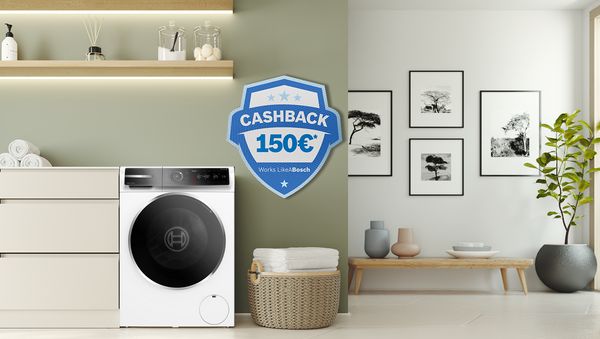 Una moderna lavatrice bianca accanto a uno scaffale di asciugamani, con un cartello promozionale "300&euro; Cashback".