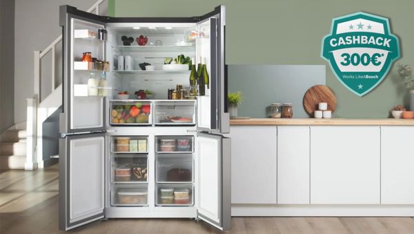 Un frigorifero moderno in acciaio inox in una cucina elegante, con un'offerta di cashback di 200&euro;. Spazio luminoso e accogliente con piante. 