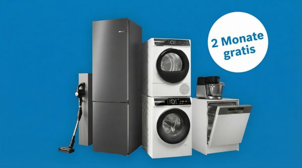 Haushaltsger&auml;te (K&uuml;hlschrank, Waschmaschine, Trockner, Geschirrsp&uuml;ler) vor blauem Hintergrund; Aktion: 2 Monate gratis.