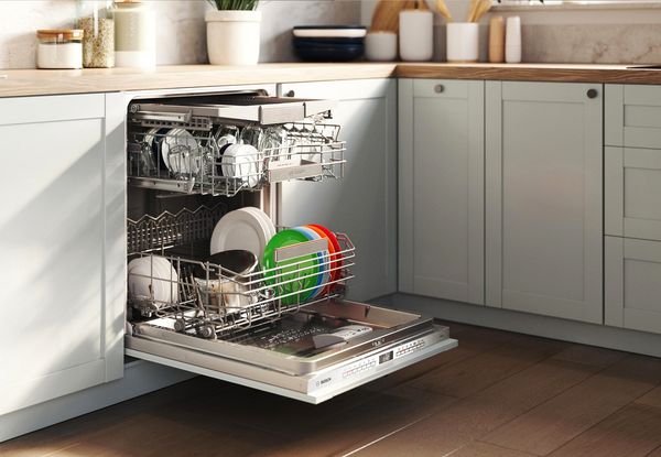 Diskmaskin SBH4HVX14E med VarioHinge f&ouml;r montering i k&ouml;k med l&auml;ngre luckor och/eller l&aring;g sockel.