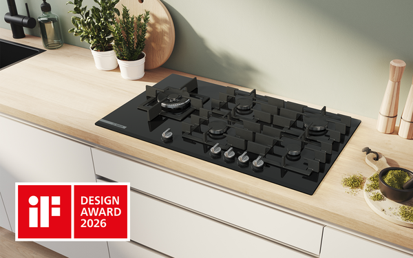 Ein Bosch Gaskochfeld Serie 8 auf einer hellen Arbeitsplatte mit einem Award Logo.