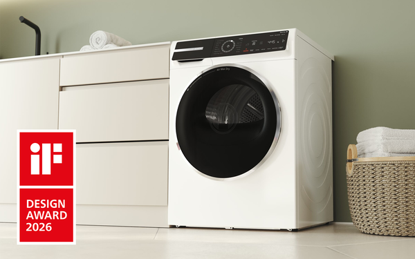 Der Bosch Trockner Serie 8 in einer hellen Waschk&uuml;che mit einem Award Logo.