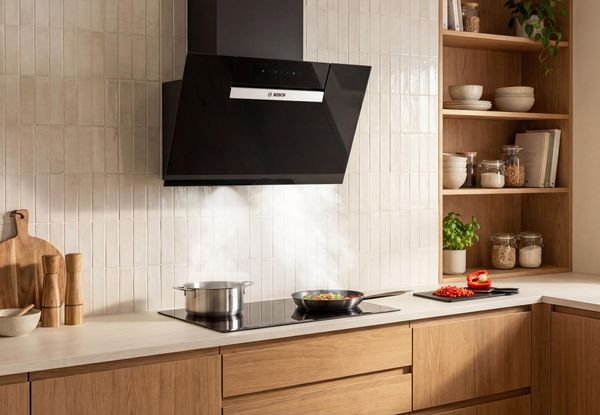 Bilden visar ett k&ouml;k med en v&auml;ggh&auml;ngd k&ouml;ksfl&auml;kt fr&aring;n Bosch.