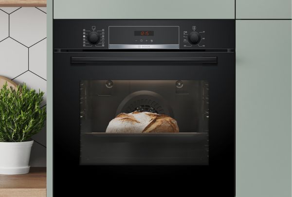 תנור שחור של בוש עם מאפה בתוכו