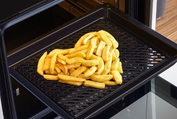 תנור בוש עם תבנית בולטת כלפי חוץ עם ערימת צ'יפס בצורת לב