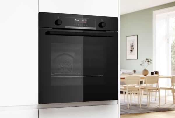 תנור בנוי בצבע שחור של בוש בתוך ארון מטבח לבן