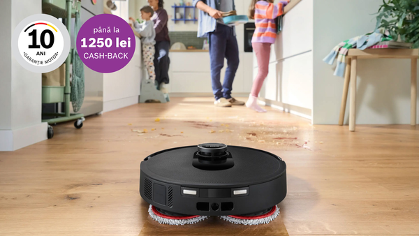 Aspirator robot Bosch Spotless aspiră și șterge podeaua  murdară a unei bucătării, &icirc;n fundal o familie pregatește masa