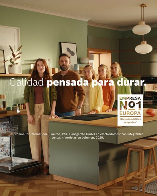 Familia de cinco integrantes en una cocina Bosch con un texto que indica Calidad pensada para durar