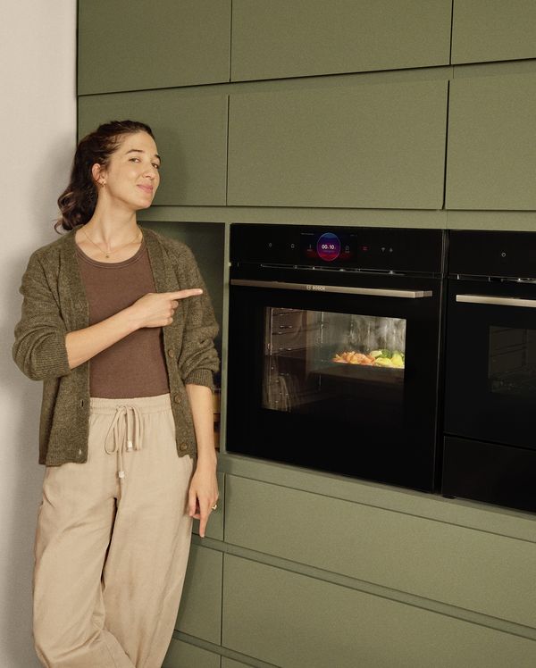 Chica se&ntilde;alando un horno Serie 8 de Bosch en actitud LikeABosch.