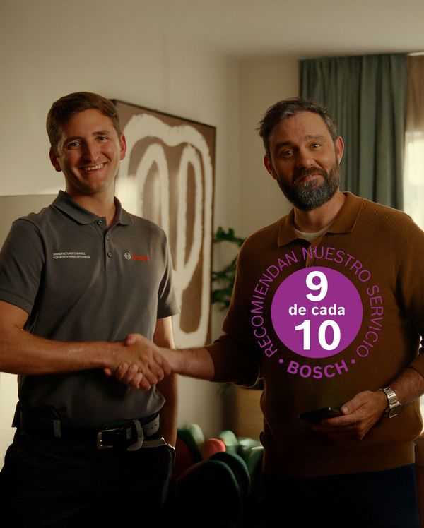 T&eacute;cnico del servicio oficial Bosch y un usuario d&aacute;ndose la mano junto a un sello que indica 9 de cada 10 usuarios nos recomiendan. 