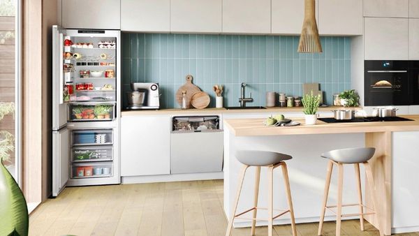 Bilden visar ett gr&ouml;nt k&ouml;k (Ikea-inspirerat) med vitvaror fr&aring;n Bosch.