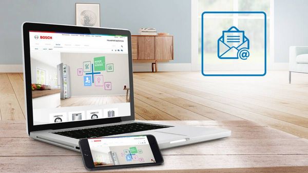 En b&auml;rbar dator och smartphone visar en mail-ikon, MyBosch och andra ikoner i ett ljust, modernt vardagsrum. 
