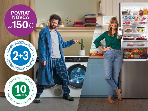 Žena stoji pored otvorenog hladnjaka ispunjenog zdravim namirnicama, prikazujući moderno kuhinjsko okruženje. 