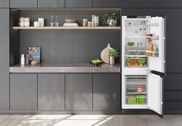Bilden visar ett k&ouml;k med en integrerad kyl/frys (kombinerad kyl och frys) fr&aring;n Bosch.