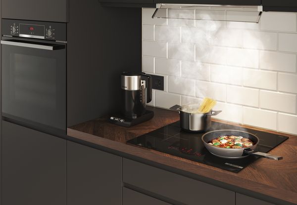 Bilden visar ett k&ouml;k med en induktionsh&auml;ll fr&aring;n Bosch.