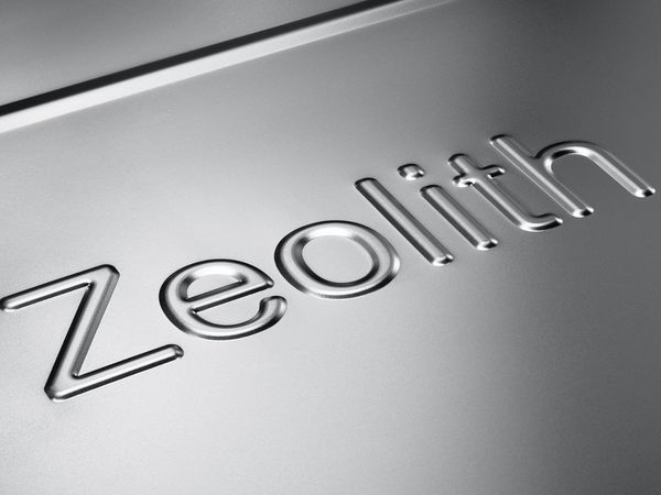 Metallic tekst "Zeolith" op een glad, reflecterend oppervlak.