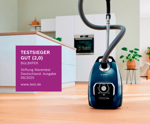 Ein blauer Serie 8 Beutelstaubsauger von Bosch steht auf dem K&uuml;chenboden und wurde mit der Bestnote GUT (2,0) alleiniger Testsieger der Stiftung Warentest 09/2025.