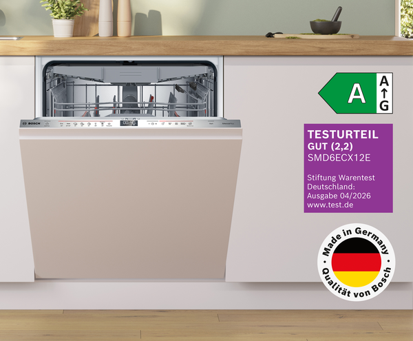 Ein eingebauter Bosch Geschirrsp&uuml;ler in einer hellen K&uuml;chenfront mit Test Logos.