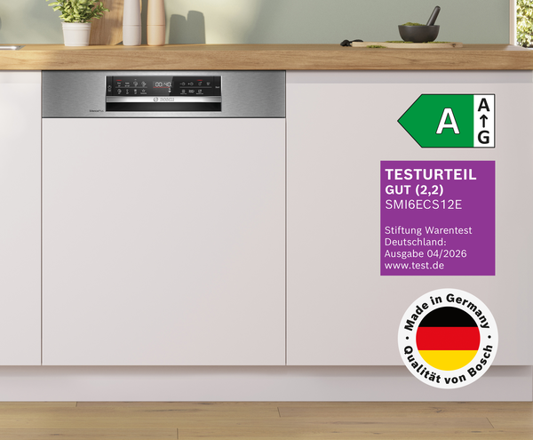 Ein geschlossener Bosch Geschirrsp&uuml;ler in einer hellen K&uuml;chenfront mit unterschiedlichen Testlogos.