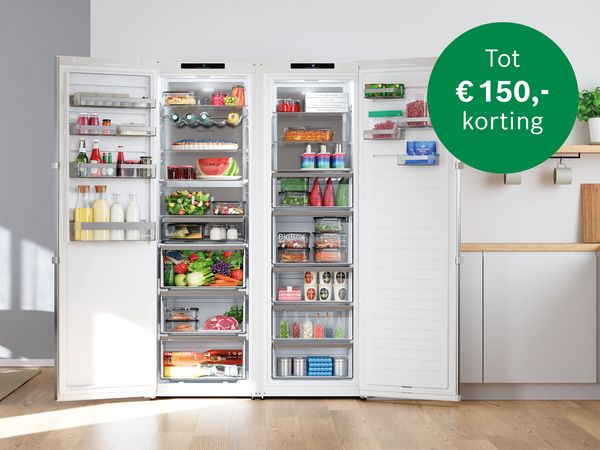 Twee open Bosch koelkasten gevuld met verse producten en diepvriesproducten, met een cashback-badge van tot &euro;150,-.          