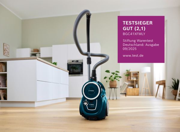 Ein blauer, beutelloser Serie 6 Staubsauger von Bosch steht auf dem K&uuml;chenboden und wurde mit der Bestnote GUT (2,1) Testsieger der Stiftung Warentest 09/2025.