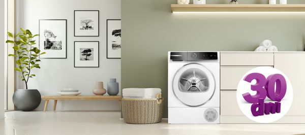 Suszarka na tle jasnej kuchni z zabudową