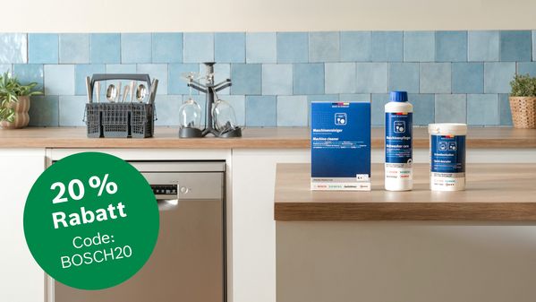 Zubeh&ouml;r und Reinigungsmittel in sch&ouml;ner K&uuml;che mit dem Hinweis auf 20 % Rabatt im Bosch Online Shop