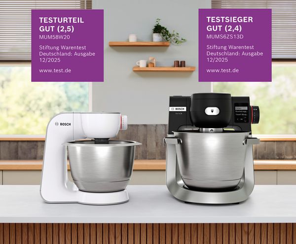 Zwei verschiedene K&uuml;chenmaschine auf einer Arbeitsplatte mit den Testsiegeln der Stiftung Warentest mit der Note GUT.