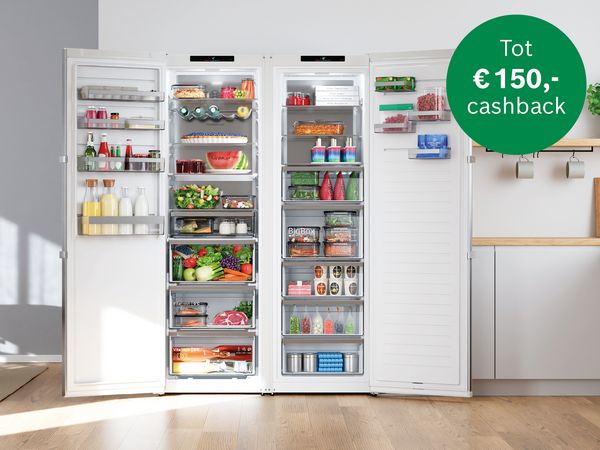 Twee open Bosch koelkasten gevuld met verse producten en diepvriesproducten, met een cashback-badge van tot &euro;150,-.          