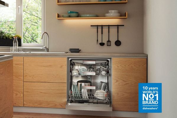 Cucina moderna con ripiani aperti, lavastoviglie e etichetta lavastoviglie "World's No1 Brand".