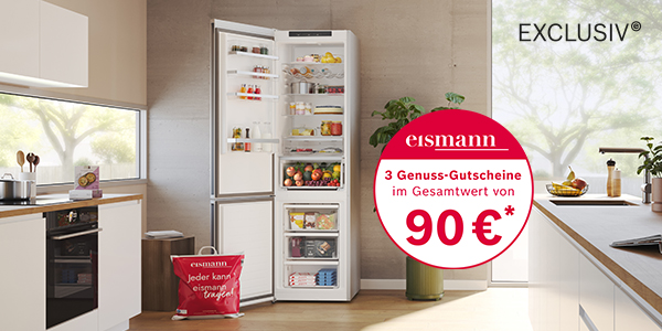 Eine ge&ouml;ffnete Bosch K&uuml;hl-Gefrier-Kombination steht in einer hellen K&uuml;che, am Boden steht neben dem Ger&auml;t eine Eismann T&uuml;te.